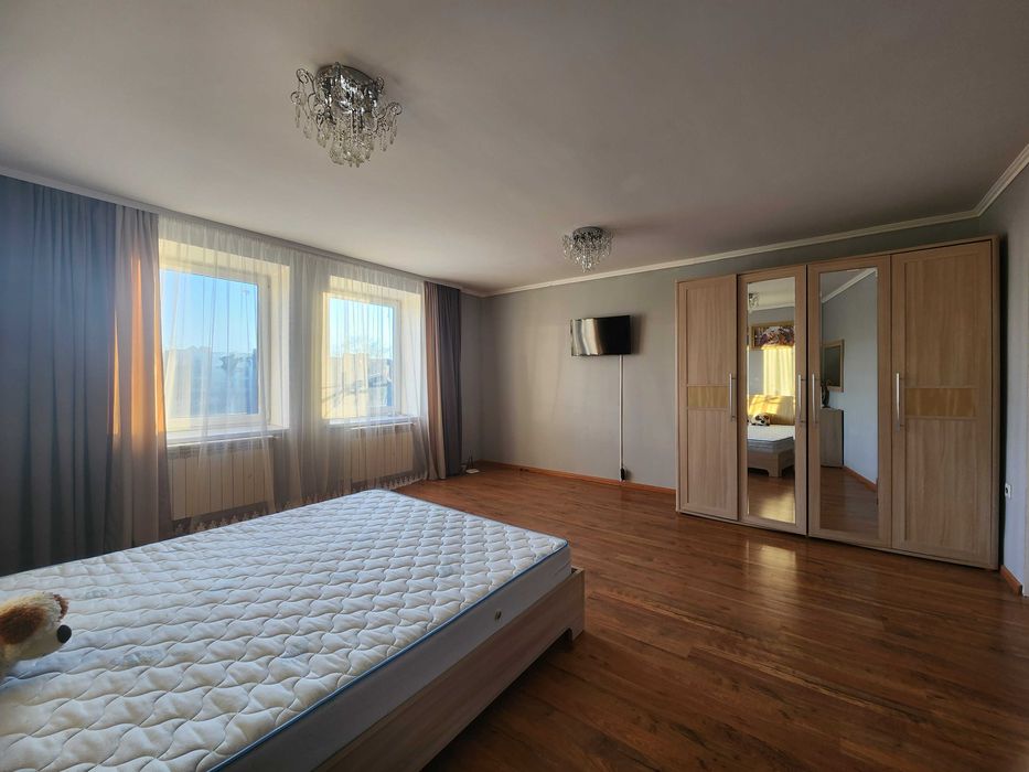 Простора однокімнатна квартира з євроремонтом, меблями та технікою