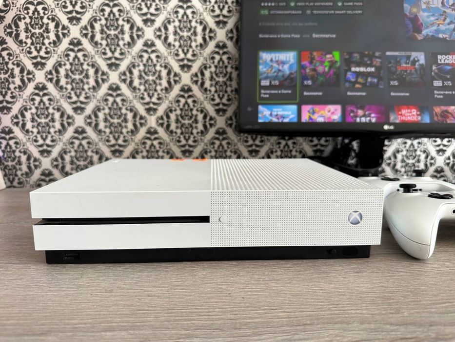 Продам XBOX One S 1 TB