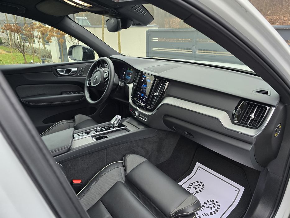 Volvo XC 60 2024R B4 AWD R-DESIGN DARK PLUS kamera FULL LED radar Z DE