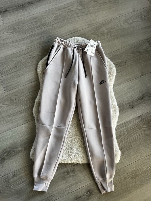 Liliowe dresy Nike Tech