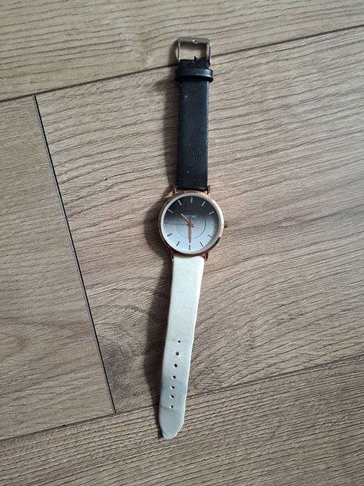 Zegarek bialo- czarny