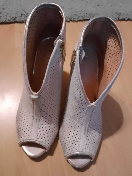 Buty na obcasie Quazi