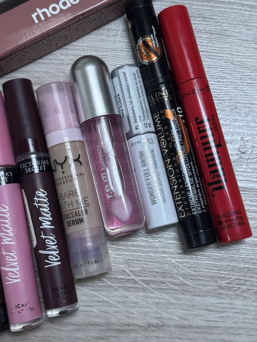 zestaw kosmetyków do makijażu