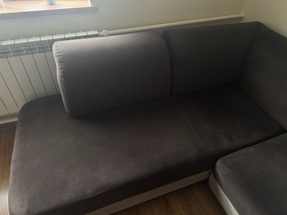 Narożnik z funkcją spania z pufą