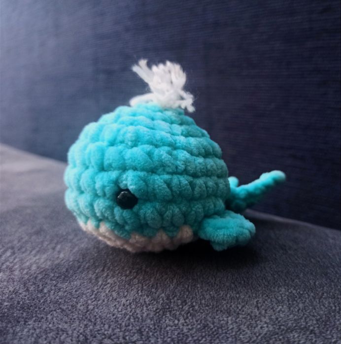 Ręcznie zrobiony na szydełku wieloryb