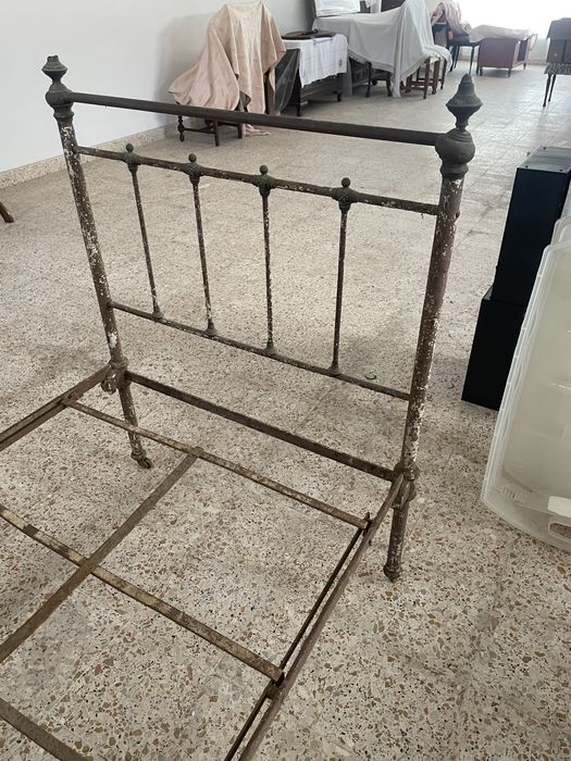 Cama de ferro antiga para recuperar