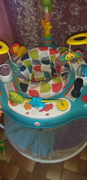 Saltitao Fisher price com oferta da mantinha de baixo
