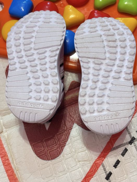 Оригінальні дитячі кросівки Adidas для дівчинки, бузкові