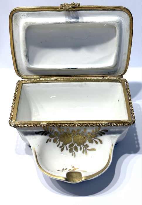 Raro antigo cinzeiro e cigarreira em porcelana francesa  Pillivuyt