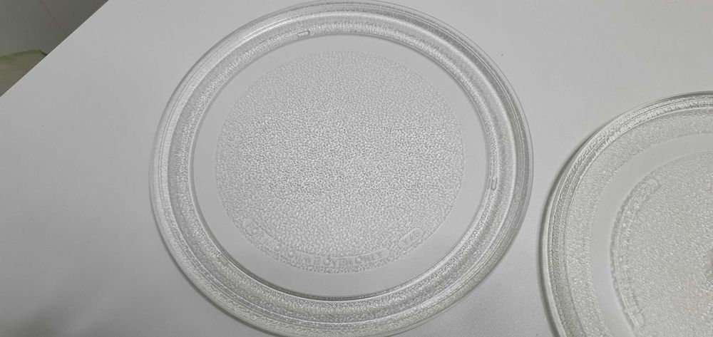 Pratos NOVOS de microondas com 24,5cm Y45 e Y176