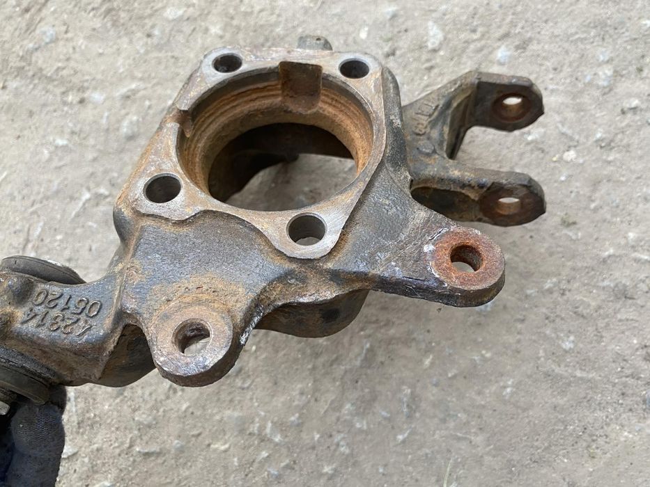 Задня ліва цапфа поворотний кулак тойота авенсіс т27 дизель 2.2