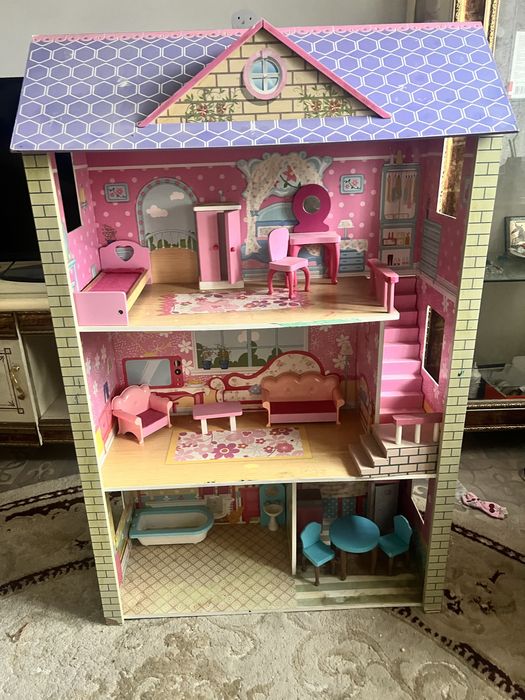 Кукольный деревянный домик с мебелью