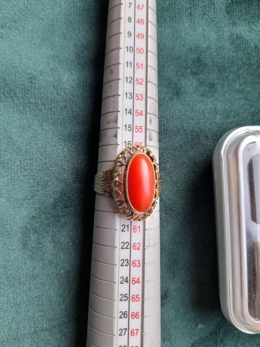 Piękny zloty pierścionek z koralem
