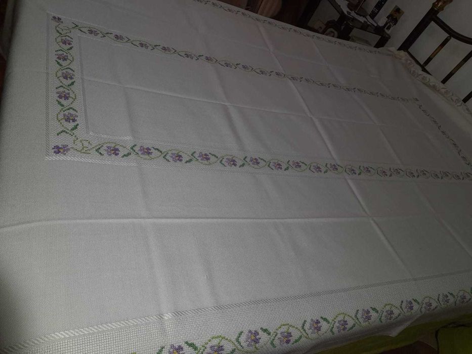 Toalha de mesa bordada à mão em ponto cruz