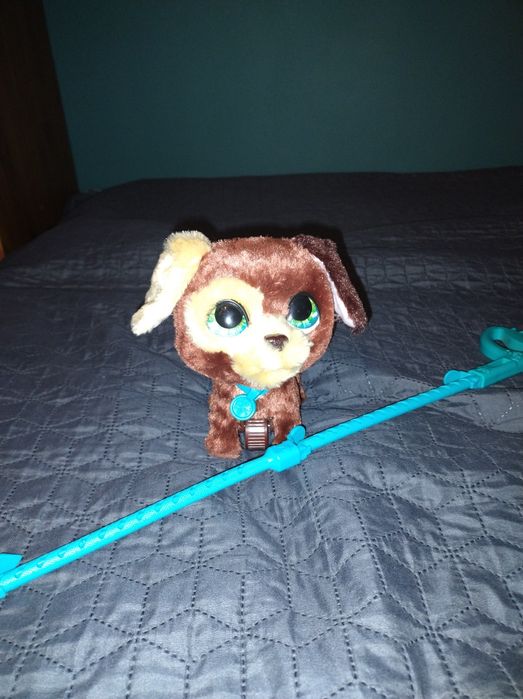 Furreal Walkalot piesek na smyczy, wydający dźwieki Hasbro.