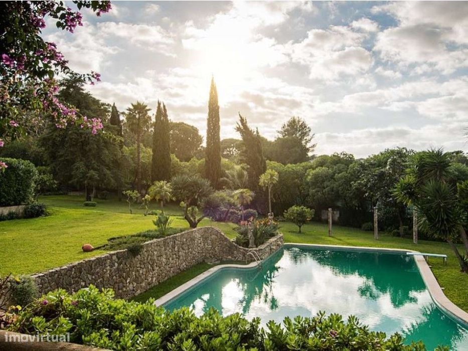Palacete do séc. XVIII, com jardim e piscina para venda em Almada