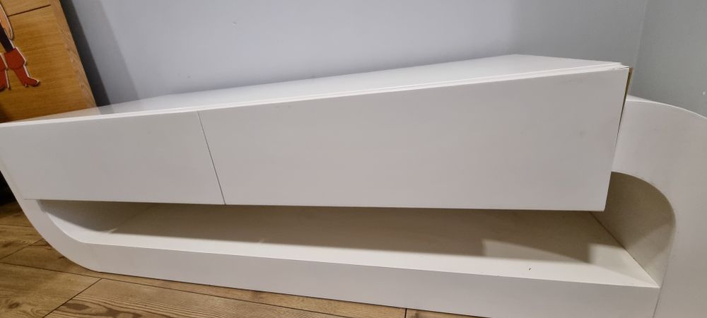 Móvel branco para sala e TV