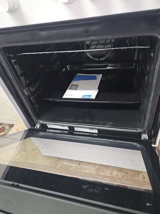 Fogão BEKO elétrico com placa vitroceramica com 4 áreas. Forno nunca usado