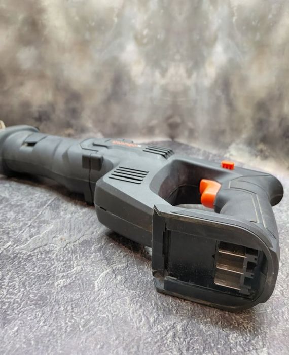 Шабельна пила акумуляторна Dnipro m DRS-200