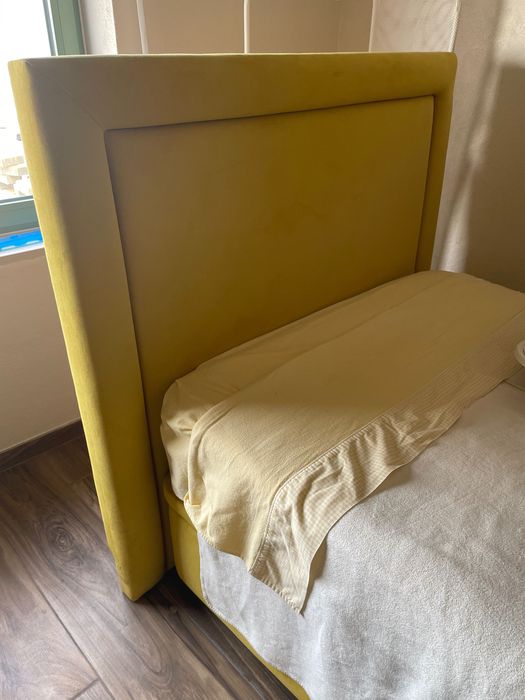 Cama de solteiro amarela com arrumação + colchão