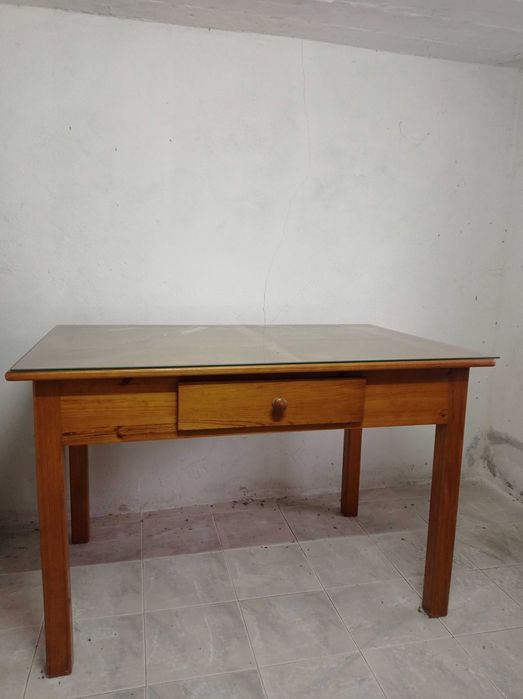 Mesa de cozinha em madeira maciça.