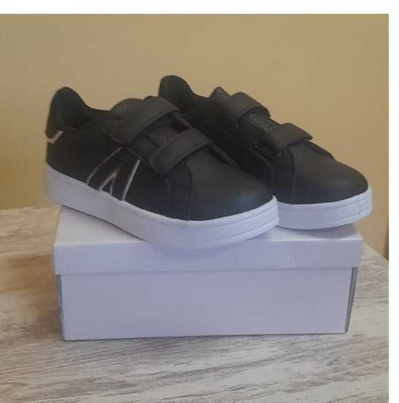 Vendo 40 pares Calçado criança novos