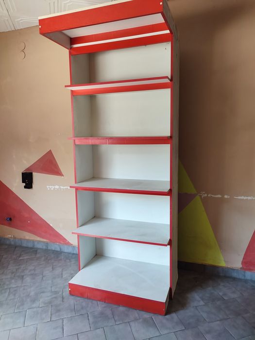 Regały sklepowe w dobrym stanie