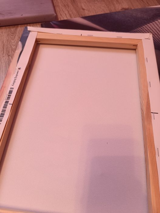 Trzy obrazy na ramie drewnianej