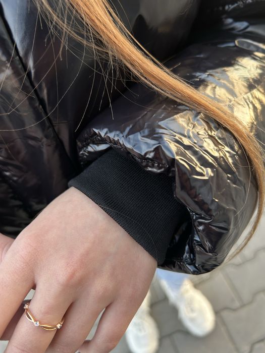 Чорна лакова пухова куртка з капюшоном. Жіноча коротка куртка. Купить