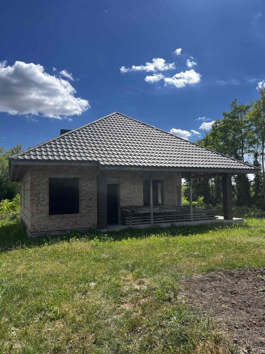 Є Будинок біля водойми