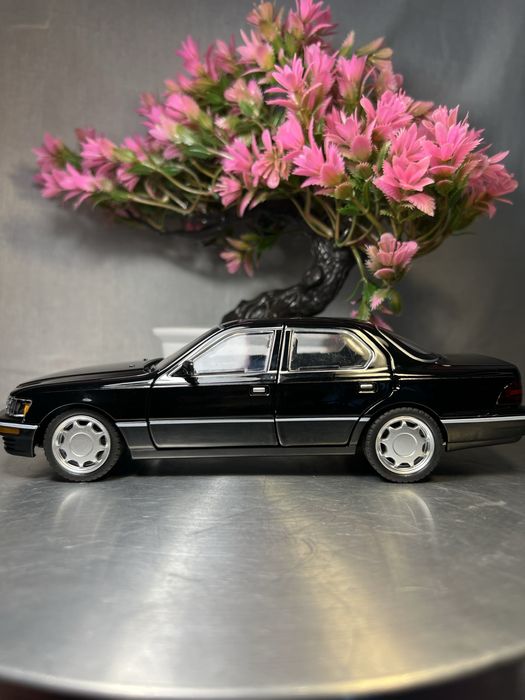 Модель 1:24 у стилі Lexus LS400
