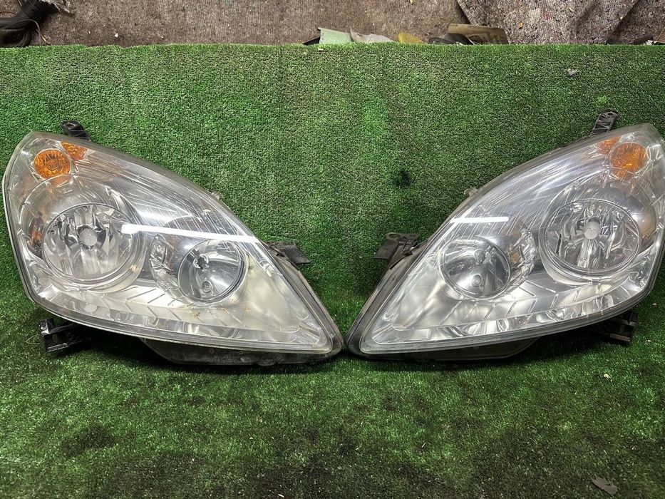 Фара Opel Zafira B 2006-2014