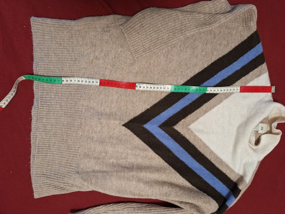 Sweterek damski beżowy.