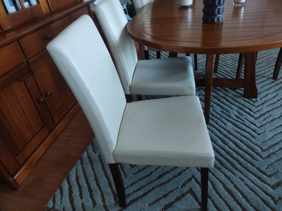 Quatro cadeiras de sala brancas em Napa