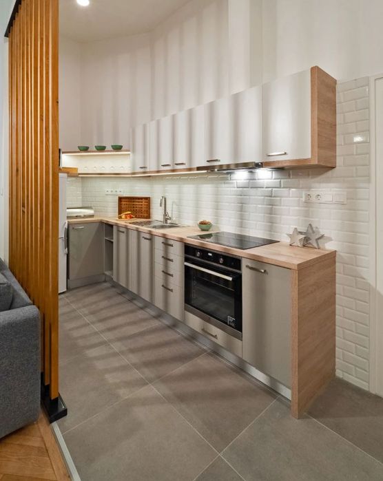 Є гаряча/холодна вода, опалення, генератор на ліфт та працює wifi