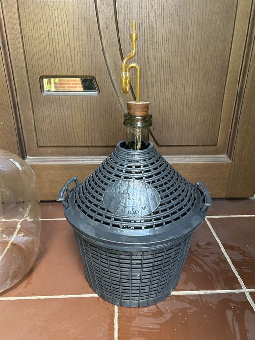 Dwa dymiony gąsiary na wino