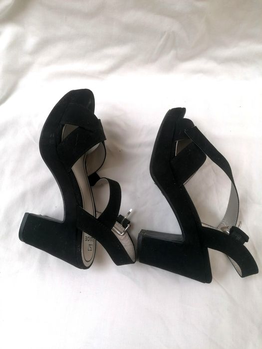 Sandálias Pretas de Salto Alto