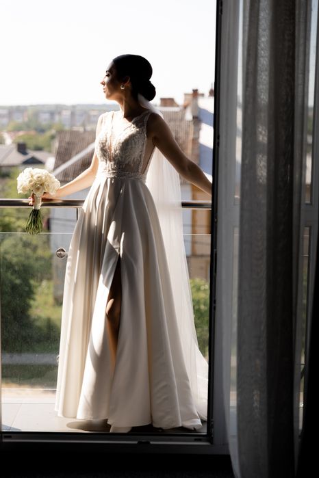 Прадаю весільну атласну сукню