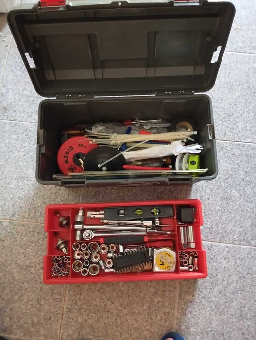 Caixa de ferramentas com diversas ferramentas incluídas