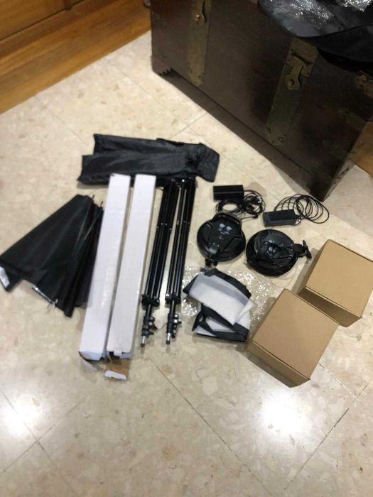 Conjunto de focos Led com tripés e difusores - Novo