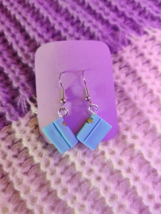 Brincos de livro azul