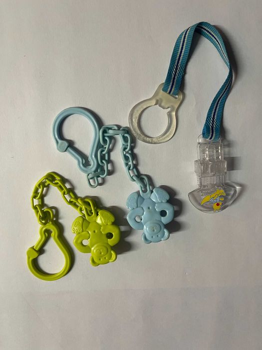 Conjunto de três fixadores de chupeta