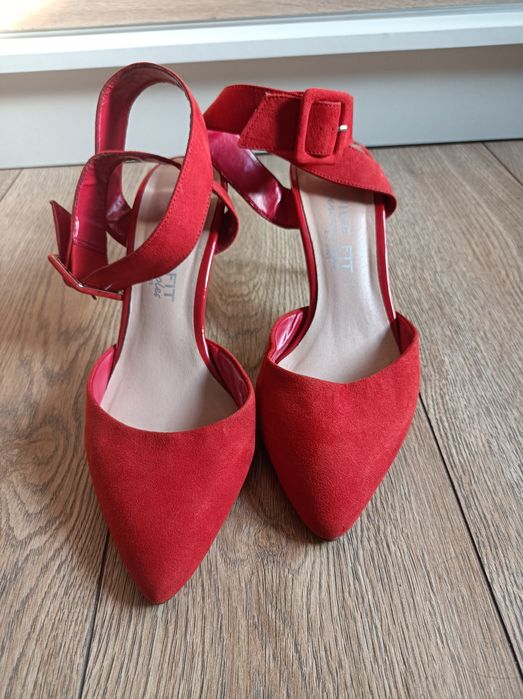Czerwone szpilki widefit