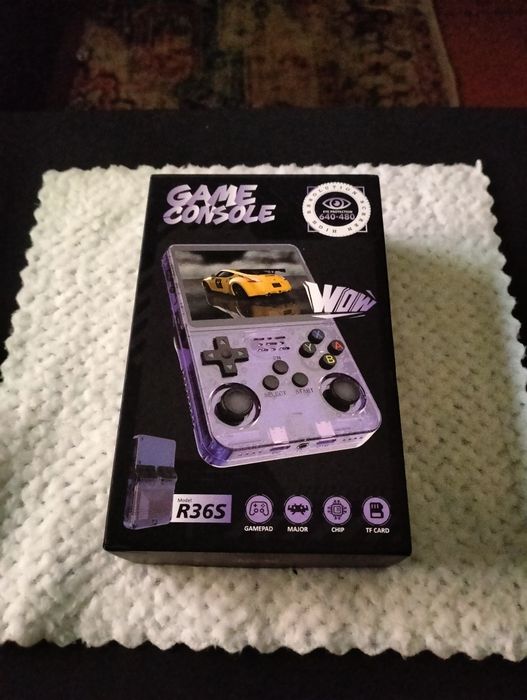 Consola retro portátil R36S  de 64gb é da cor roxa