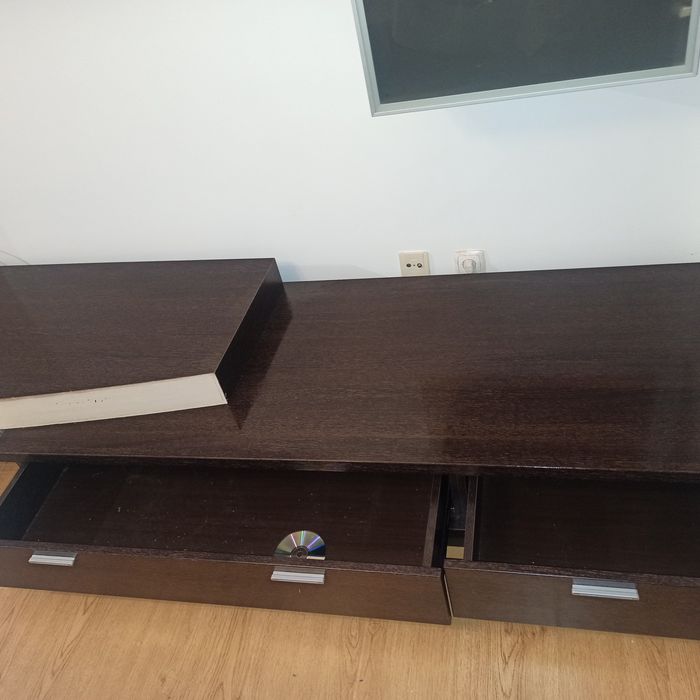 Móvel de sala com vitrine duas prateleiras e móvel pra TV