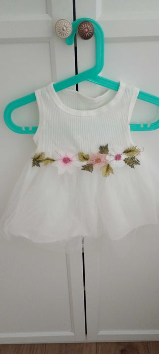 Sukienka i bolerko na chrzest dla dziecka dodatki