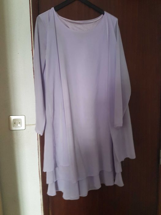 Lindo vestido lilás suave.