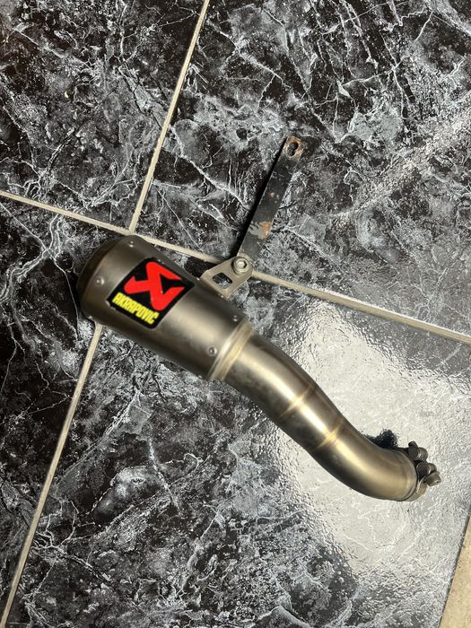 Akrapovic com toque na parte interna