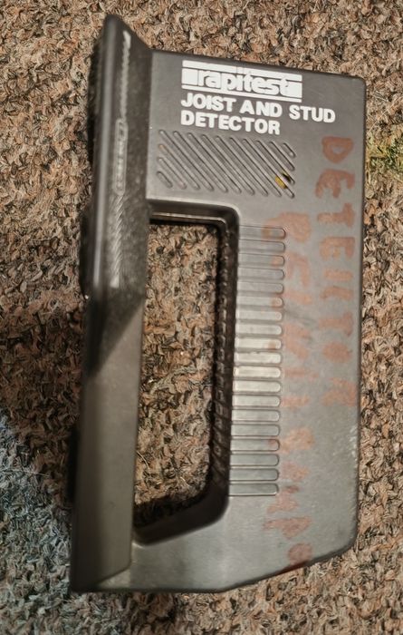 Wykrywacz przewodów i metalowych elementów w ścianach