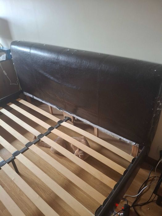 Cama 2.20x 1,66 usada  para uso casal com colchão gasta por gatos